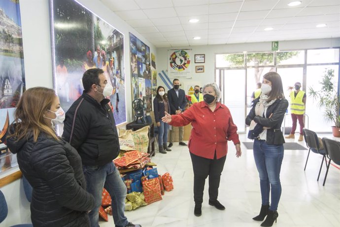 Ángeles Martínez visita la asociación de colombianos 'Almería para todos '