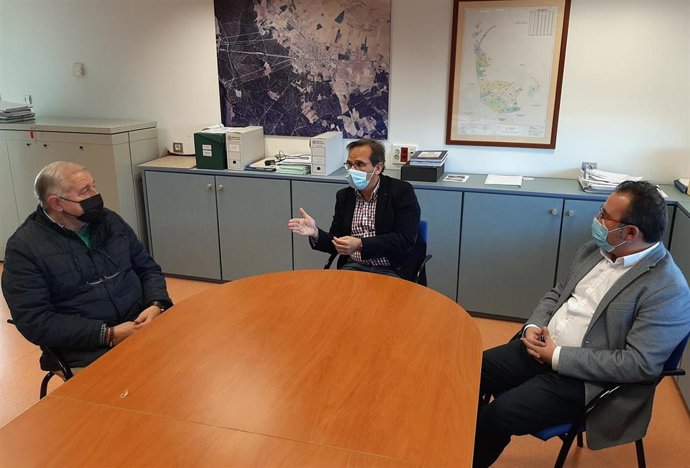 Cobos (C) entre el alcalde de Íscar (I) y el de Pedrajas (D).