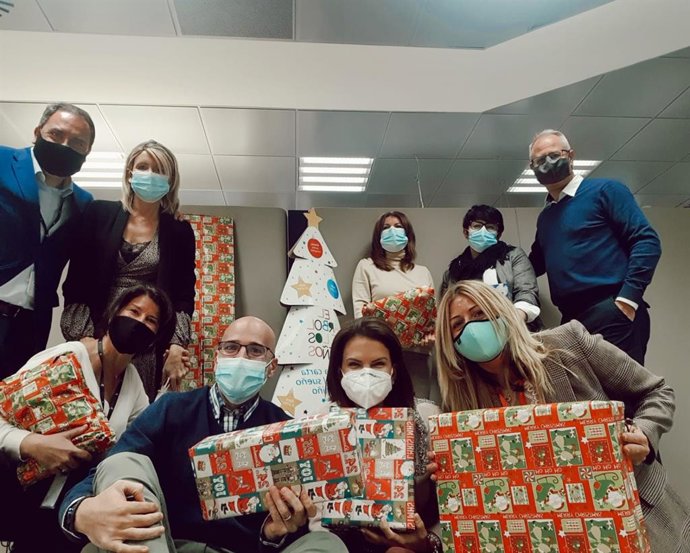 CaixaBank dará a 454 niños en situación de pobreza en Aragón un regalo de Navidad a través de 'El Árbol de los Sueños'.