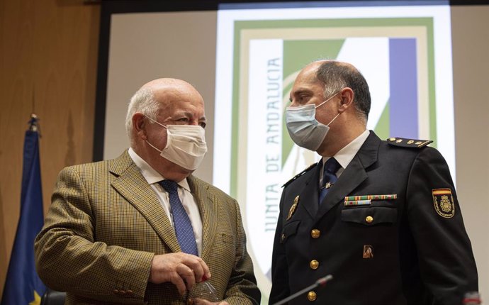 El consejero de Salud y Familias, Jesús Aguirre (i), después de su intervención en la rueda de prensa, tras una reunión de coordinación en la sede regional de la Unidad de la Policía Nacional adscrita a Andalucía.