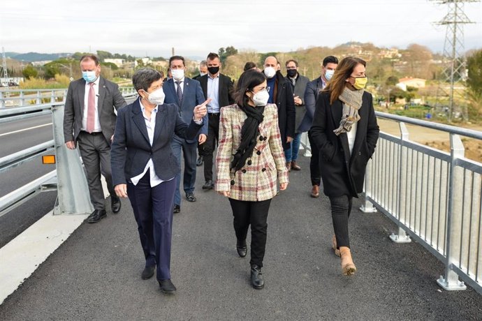 La ministra de Política Territorial y Función Pública, Carolina Darias, la consellera de Presidencia de la Generalitat, Meritxell Budó, y la delegada del Gobierno en Catalunya, Teresa Cunillera, visitando la zona del río Tordera afectada por el Gloria