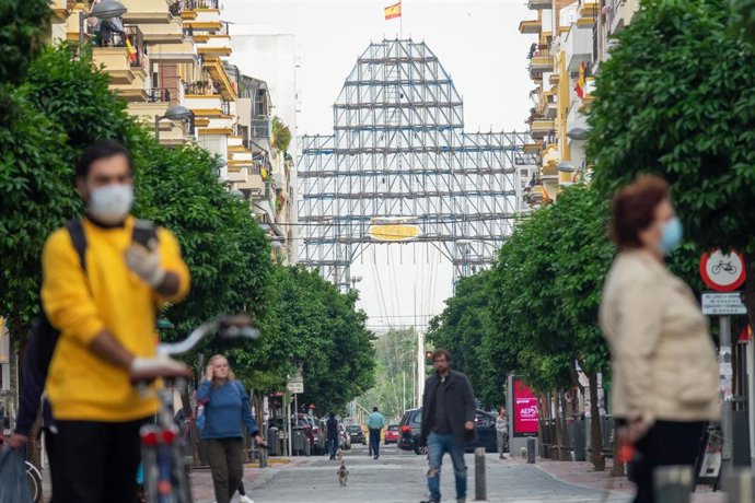 La calle Asunción de Sevilla con la portada de la feria al fondo en fase de desmontaje donde hubiera estado atestada de gente camino de la Feria de Abril suspendida por el estado de alarma del coronavirus Covid-19. Sevilla a 25 de abril del 2020