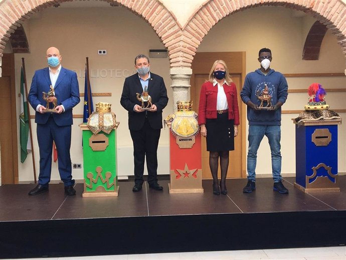 La alcaldesa de Marbella, Ángeles Muñoz, con los emisarios de los Reyes Magos en la localidad