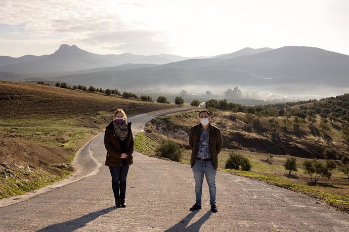 Sonia Ruiz y Manuel Olmo en el mejorado camino 'De Zurreón', en Encinas Reales (Córdoba).