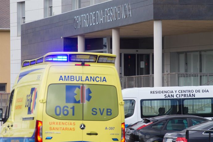 Una ambulancia acude a la residencia de ancianos de San Cibrao donde se ha originado un brote de Covid-19, en San Cibrao, Lugo, Galicia, (España), a 9 de noviembre de 2020. En el centro la situación actual es de 5 víctimas mortales, 36 mayores contagiad