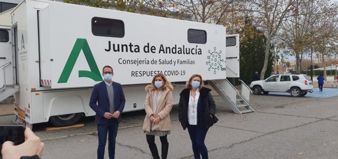 Botella (centro), ante la unidad móvil que realiza los test de antígenos este lunes en Pozoblanco (Córdoba).
