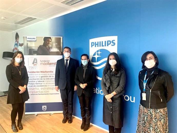 De izquierda a derecha Rafael Fuertes, Director General Fundación Más Familia; Adelaida Sánchez, Responsable en Prevención de Riesgos Laborales en Philips Ibérica y Lourdes García-Salmones, Responsable de RRHH en Philips Ibérica.