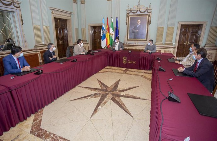 Reunión del alcalde de Huelva, Gabriel Cruz, con el sectror hotelero.