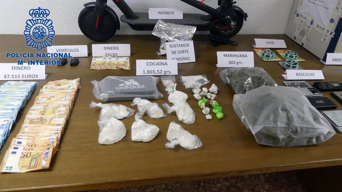 Nota De Prensa Y Fotografía: "La Policía Nacional Detiene A Trece Personas En Una Operación Contra El Tráfico De Drogas"