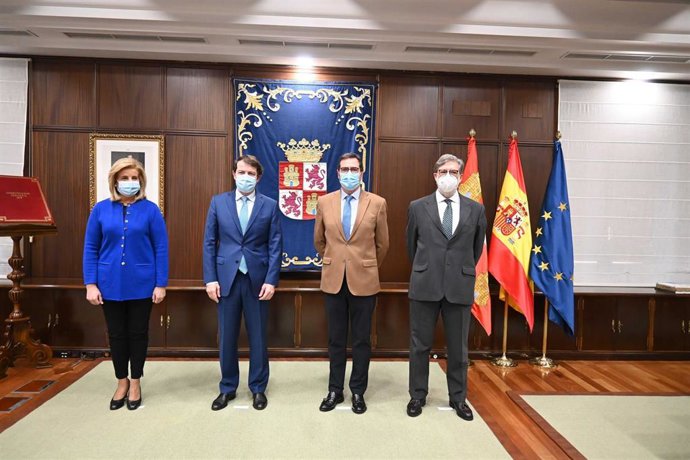 Fátima Báñez (I), Alfonso Fernández Mañueco, Antonio Garamendi y Santiago Aparicio.