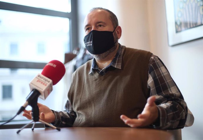 El portavoz de educación de Unidas Podemos en el Congreso, Joan Mena, durante una entrevista para Europa Press en la Cámara Baja, en Madrid (España), a 25 de noviembre de 2020.