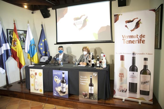 El consejero de Agricultura del Cabildo de Tenerife, Javier Parrilla, y la responsable de la Unidad de Enología, María Hontoria Fernández, en la presentación del proyecto 'Vermuts de Tenerife'