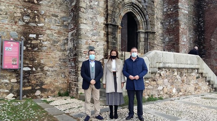 La delegada de Turismo, Regeneración, Justicia y Administración Local en Huelva, María Ángeles Muriel, en su visita a Aracena (Huelva).