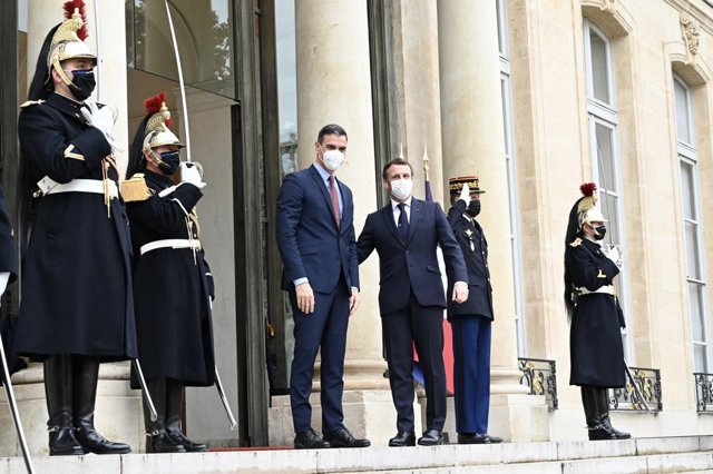 Sánchez y Macron se saludan a la entrada del palacio del Elíseo