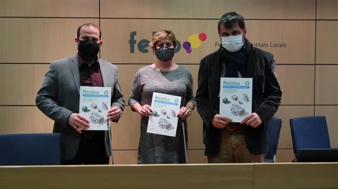 El conseller de Medio Ambiente y Territorio, Miquel Mir, el director general de Residuos y Educación Ambiental, Sebasti Sansó, y la secretaria general de la Federación de Entidades Locales de les Illes Balears (FELIB), Neus Serra.