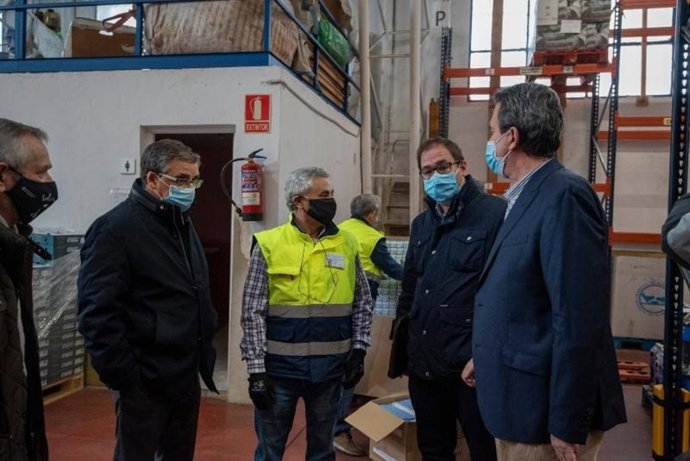 El consejero de Servicios Sociales, Pablo Rubio, y el director general de Servicios Sociales, Jorge Fraile, junto al presidente del Banco de Alimentos, José Manuezl Pascual charla con voluntarios de la entidad