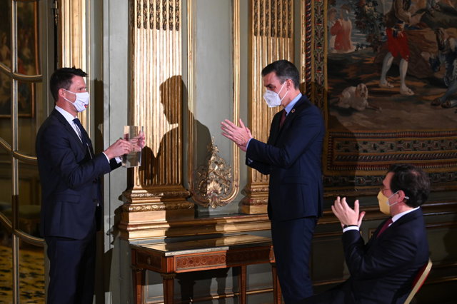 Pedro Sánchez en el momento de la entrega del premio.