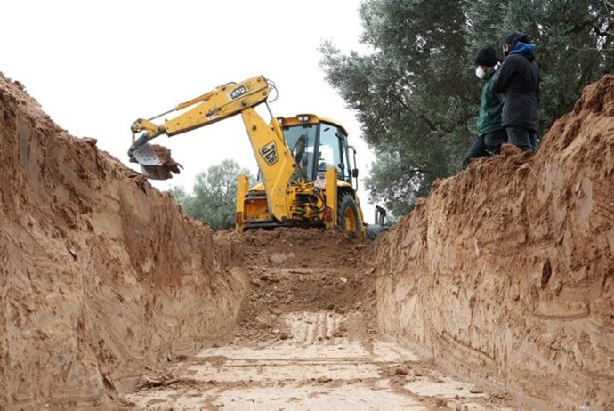 La Generalitat inicia los trabajos de apertura de una fosa de la Guerra Civil en las afueras de Móra d'Ebre (Tarragona), frente a una masía que el ejército republicano utilizó como hospital de guerra durante la batalla del Ebro. El 14 de diciembre de 20