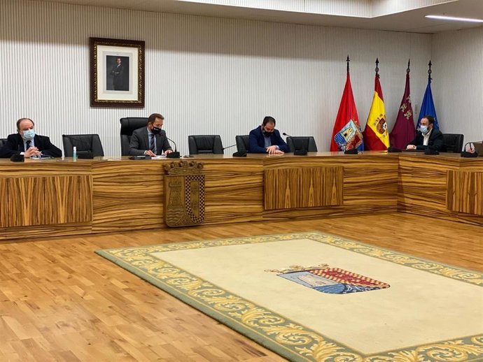 Los alcaldes de Torre Pacheco, Antonio León y Los Alcázares, Mario Pérez, han mantenido una reunión con los responsables regionales de Salud Pública