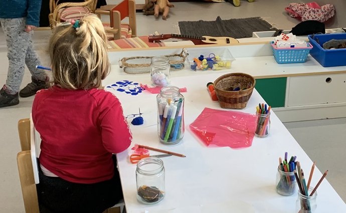 Una alumna dibuja en clase.