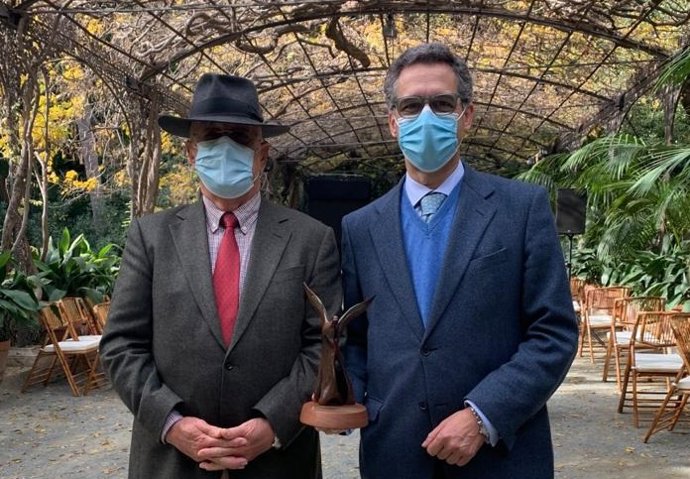 José Manuel Cepeda, presidente de Feragua, y Pedro Parias, secretario general, con el premio Andalucía de Medio Ambiente 2020 concedido por el proyecto REUTIVAR.