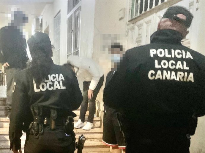 Agentes de la Policía Local de La Laguna en una intervención en la calle