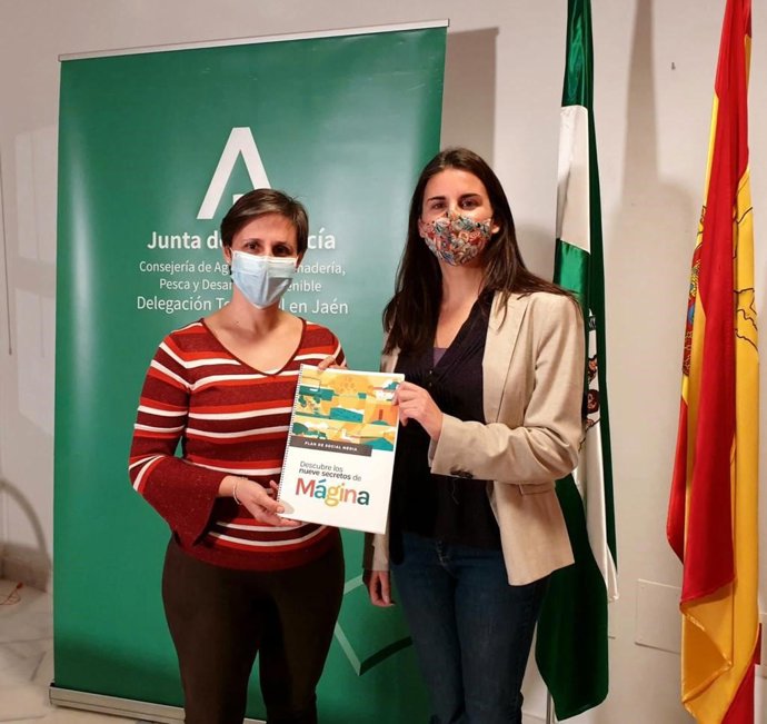 La delegada de Agricultura,Ganadería, Pesca y Desarrollo Sostenible, Soledad Aranda, junto a la directora del Parque Natural De Sierra Mágina, Rosa Torres