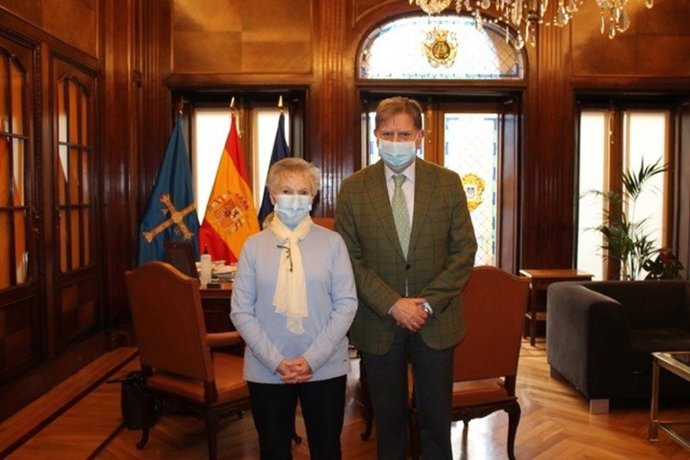 El alcalde de Oviedo, Alfredo Canteli, recibe a Sor Esperanza Romero, responsable de la Cocina Económica de Oviedo en el Ayuntamiento.