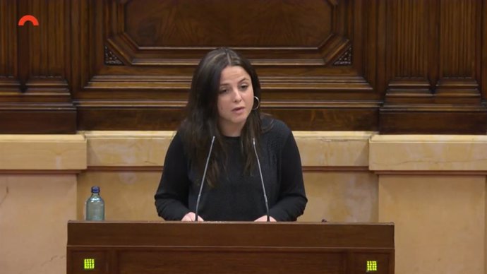La diputada de la CUP en el Parlament Maria Sirvent en el pleno de la Cámara catalana.
