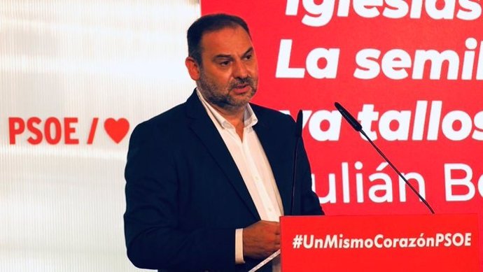 El secretario de Organización del PSOE, José Luis Ábalos, en una rueda de prensa en Valencia el 12 de septiembre