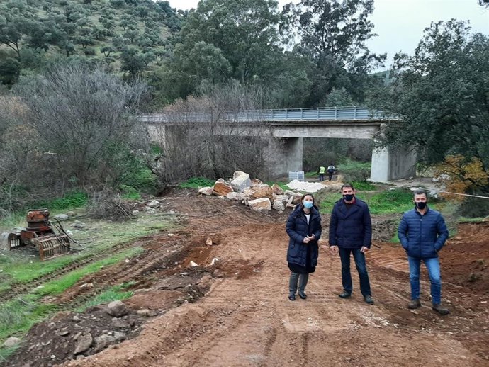 Cristina Casanueva y Pedro López junto a las obras en el viaducto de la A-3176 que supera el río Cuzna en Obejo.