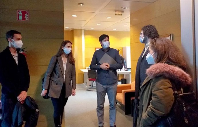 El consejero de Ciencia, Borja Sánchez, se reúne con investigadores predoctorales.