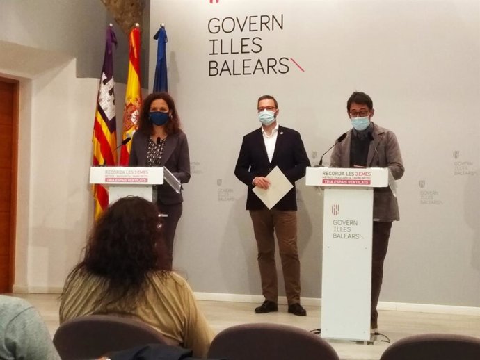El conseller Iago Negueruela, la presidenta del Consell Catalina Cladera y el alcalde de Palma, José Hila.