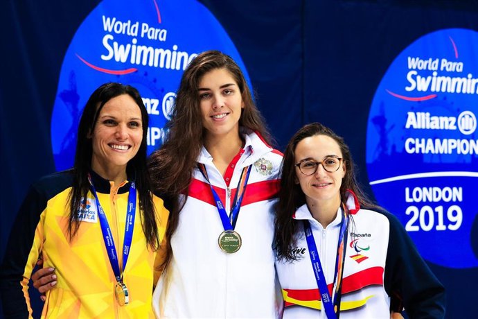 María Delgado (dcha.), en un podio del Campeonato del Mundo de natación paralímpica.
