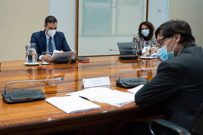 El presidente del Gobierno, Pedro Sánchez (c), preside la reunión del Comité de Seguimiento del Coronavirus, en el Complejo de la Moncloa, en Madrid, (España), a 26 de noviembre de 2020.