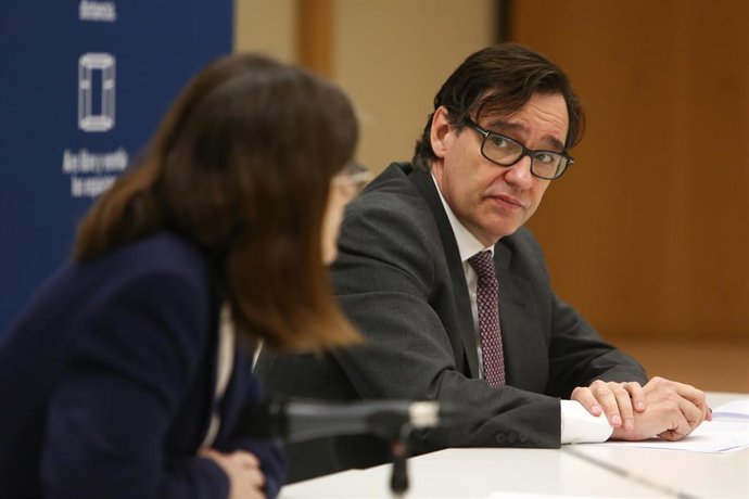 El ministro de Sanidad, Salvador Illa (d), acompañado de la directora general de Salud Pública, Pilar Aparicio (i), durante la presentación de la campaña publicitaria del Ministerio de Sanidad para esta Navidad, en Madrid (España), a 7 de diciembre de 2