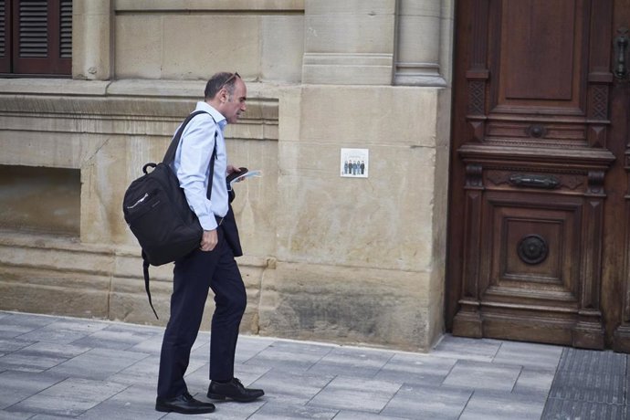 El consejero de Desarrollo Economico y Empresarial del gobierno de Navarra, Manu Ayerdi, acude al parlamento regional para asistir al pleno sobre las consecuencias del COVID-19, en Pamplona / Navarra (España), a 14 de mayo de 2020.