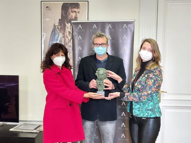 Ana Redondo (izquierda) posa con el presidente de la Academia de Cine, Mariano Barroso.