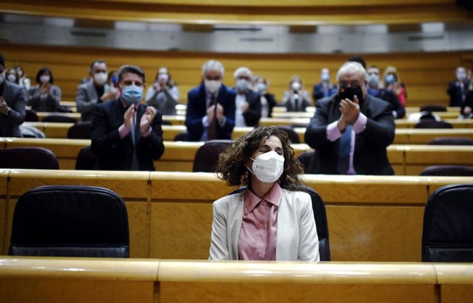 La ministra de Hacienda y portavoz del Gobierno, María Jesús Montero, es aplaudidas durante una sesión plenaria en el Senado, en Madrid (España), a 14 de diciembre de 2020. 