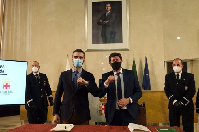 Juan Marín y Ramón Fernández-Pacheco, en la firma del convenio del Plan Turístico de Grandes Ciudades de Almería