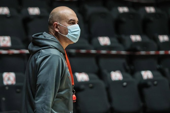 Jaume Ponsarnau durante un entrenamiento del Valencia Basket