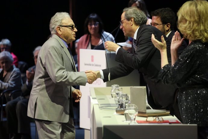 El diseñador Josep Pla-Narbona (1928-2020) recibiendo en 2019 la Creu de Sant Jordi de manos del president Quim Torra.