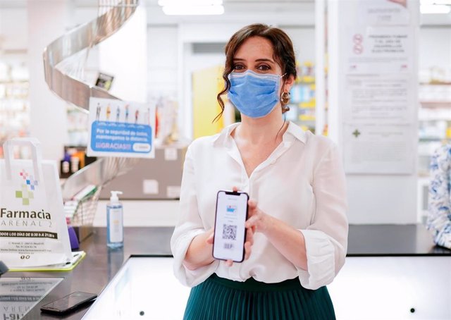 La presidenta de la Comunidad de Madrid, Isabel Díaz Ayuso, presenta la tarjeta sanitaria virtual, el pasado mes de junio
