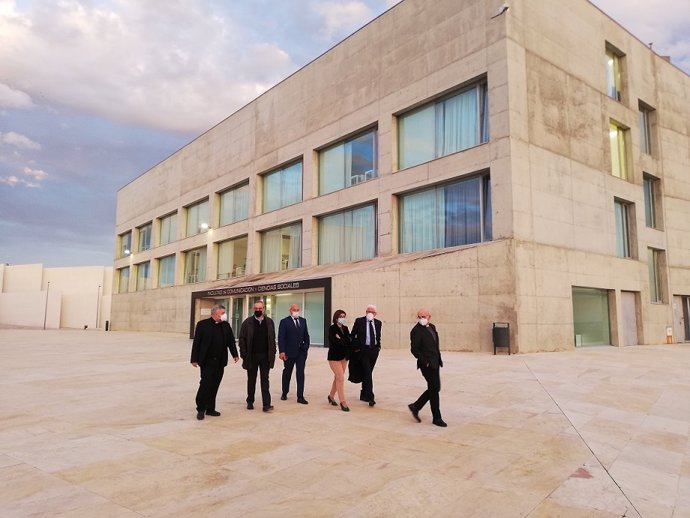 El arzobispo de Zaragoza, Carlos Escribano, ha visitado la Universidad de San Jorge