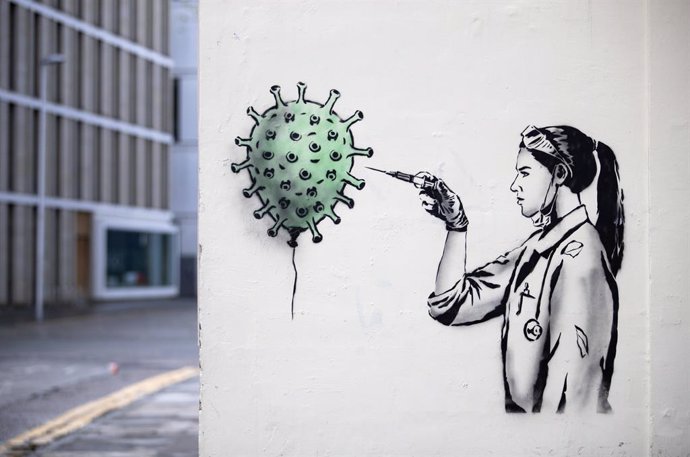 Un graffiti en la ciudad escocesa de Edimburgo con una enfermera administrando una vacuna contra el coronavirus