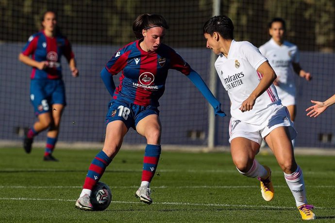 Eva Navarro intenta regatear a Marta Cardona durante el Levante-Real Madrid de la Primera Iberdrola 2020-2021