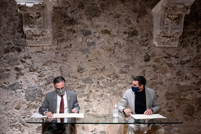 El conseller de Empresa y Conocimiento, Ramon Tramosa, y el presidente de Barcelona Tech City, Miguel Vicente, firman el acuerdo de colaboración.