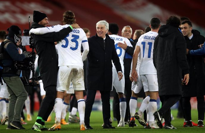 25 November 2020, England, Liverpool: Atalanta manager Gian Piero Gasperini (C) celebrates with his team at the final whistle of the UEFA Champions league Group D soccer match between Liverpool and Atalanta at the Anfield. Photo: Martin Rickett/PA Wire/