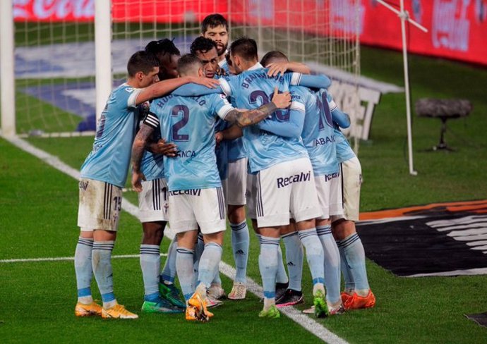 Los jugadores del Celta celebran uno de sus goles ante el Cádiz