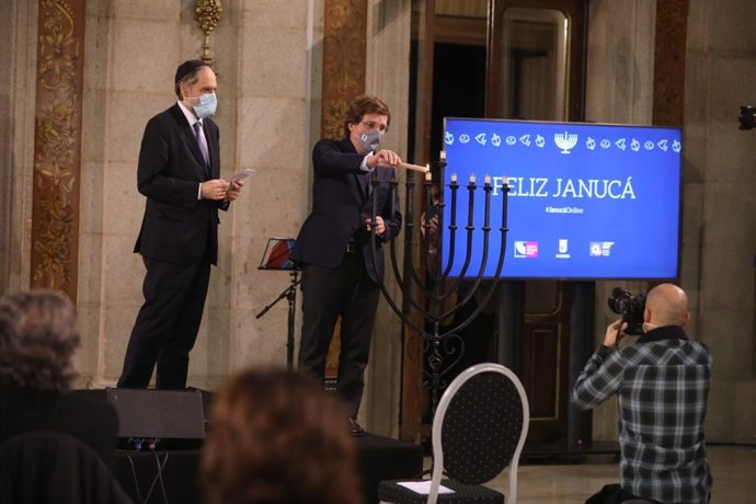 El alcalde de Madrid, José Luis Martínez Almeida, participa en el Janucá 2020